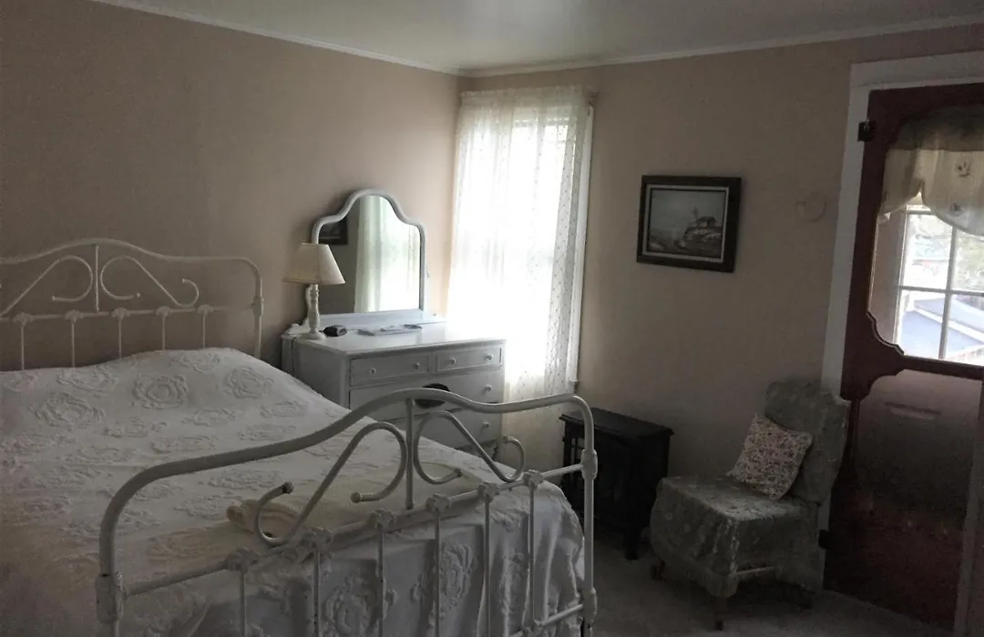 Apt#3 4 Bedroom 2 Bath, Sleeps 10, Walk To Beach, Mall, Parking Available-1