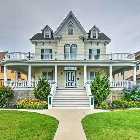 Luxe Historic Beach Condo, Walk To Atlantic Coast!-3
