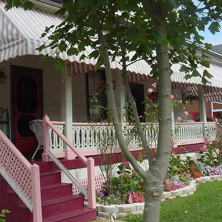 Apt#3 4 Bedroom 2 Bath, Sleeps 10, Walk To Beach, Mall, Parking Available-3