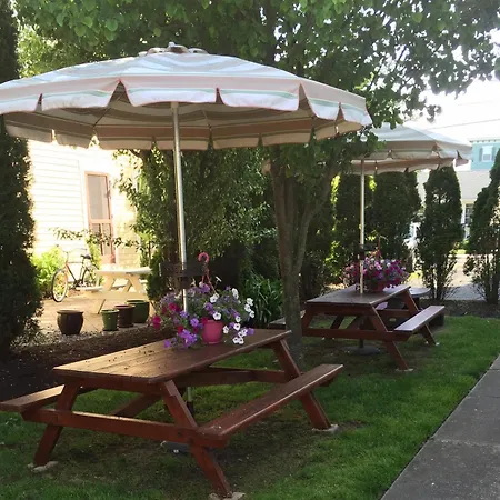 First Floor, 2 Bedrm 1 Bath Sleeps 5, Parking Available, Walk To Beach And Mall-2