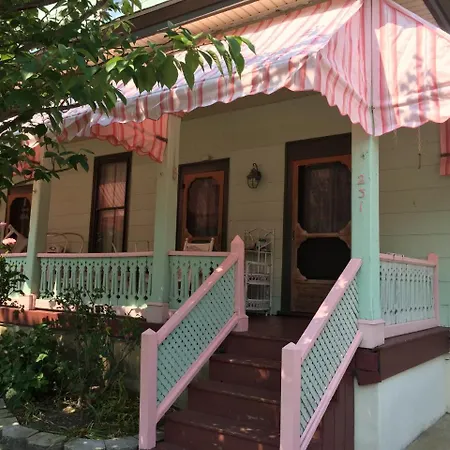 First Floor, 2 Bedrm 1 Bath Sleeps 5, Parking Available, Walk To Beach And Mall-3